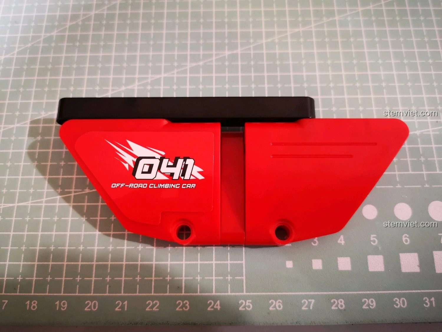 So sánh lốp zin và lốp độ cho xe CaDA C51041, lốp độ mang lại hiệu suất vượt trội hơn trên địa hình khó.