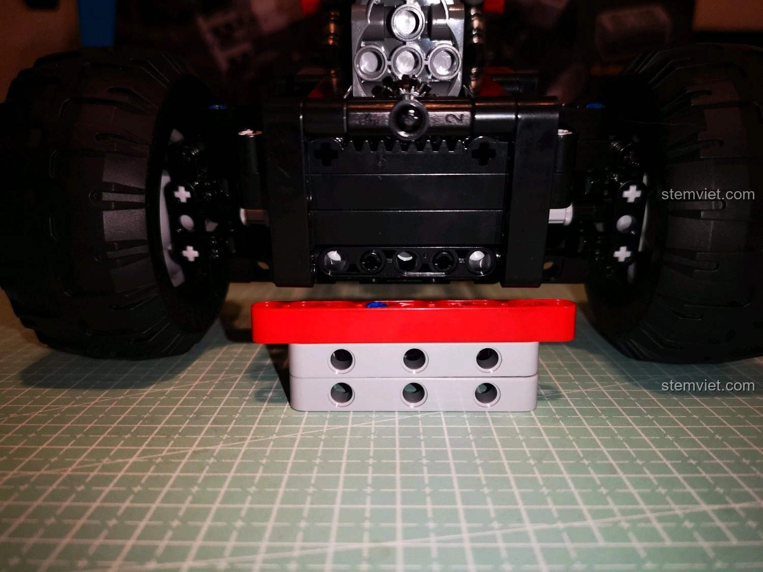 Tấm sticker với các họa tiết sắc nét của CaDA C51041, giúp xe thêm phần sinh động và cá tính.