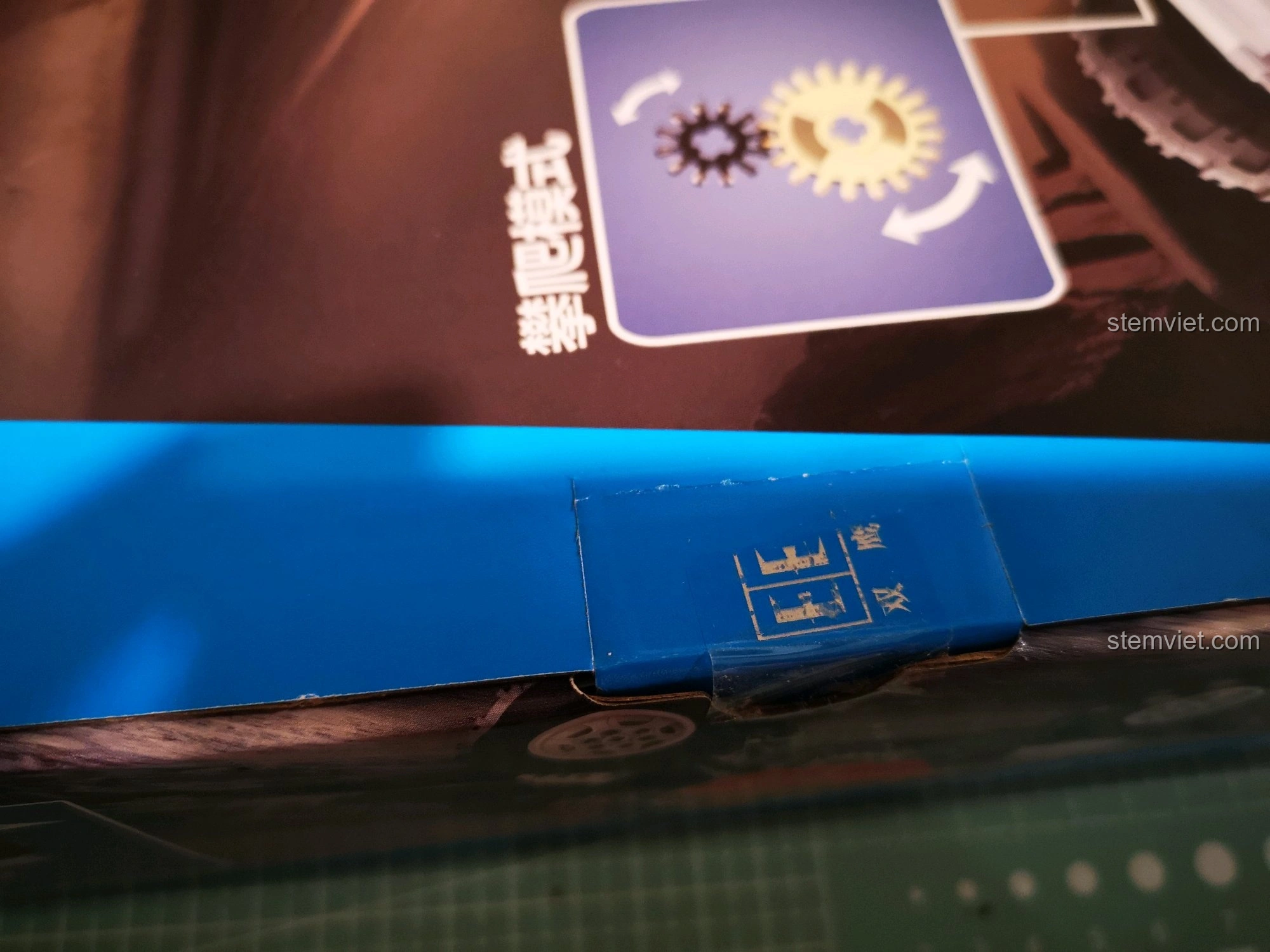 Tem niêm phong hộp bộ lắp ráp CaDA C51041, đảm bảo sản phẩm còn nguyên vẹn và chưa bị mở.