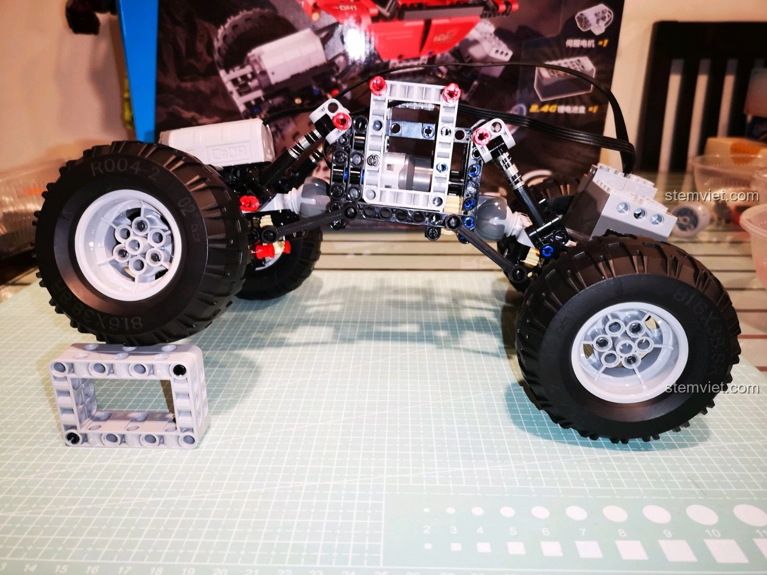 Thành phẩm xe địa hình điều khiển từ xa CaDA C51041 nhìn từ góc nghiêng, rất cân đối và mạnh mẽ.