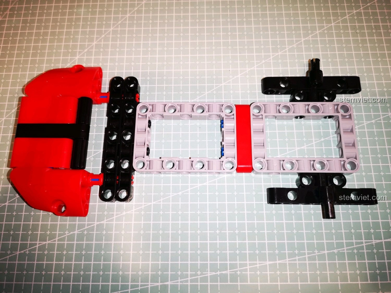 Thành phẩm xe địa hình CaDA C51041 nhìn từ góc thấp, cho thấy khoảng sáng gầm xe ấn tượng và độ cân bằng tốt.