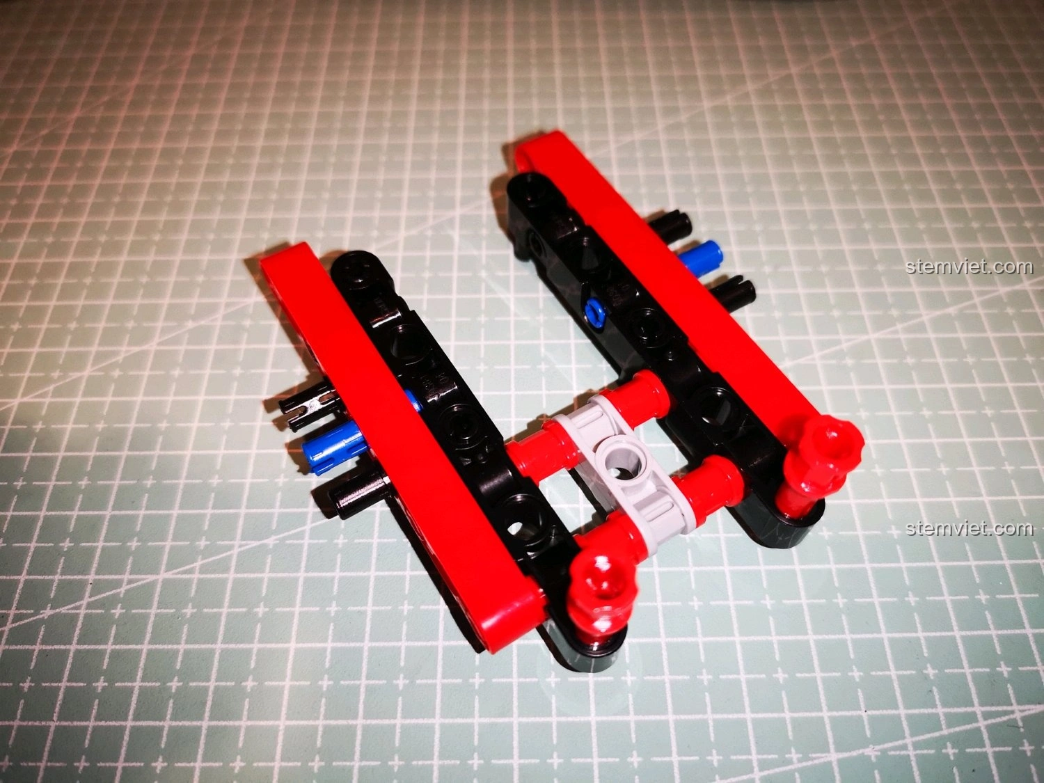 Thành phẩm xe địa hình CaDA C51041 nhìn từ phía trên, tổng thể hài hòa và mạnh mẽ, sẵn sàng cho mọi cuộc phiêu lưu.