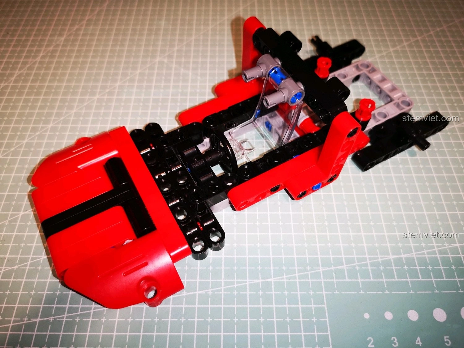 Thành phẩm xe địa hình CaDA C51041 nhìn từ góc nghiêng khác, thể hiện rõ các chi tiết của vỏ xe và hệ thống treo.