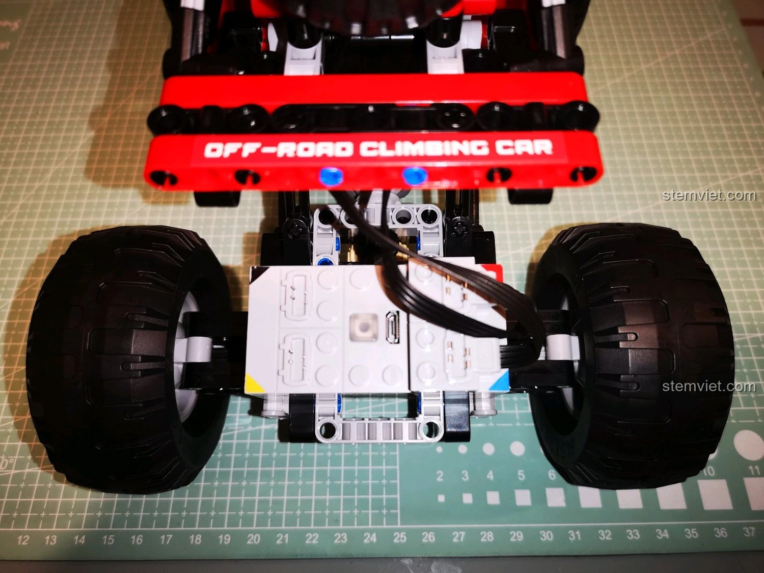 Xe CaDA C51041 với khả năng vặn mình ấn tượng, sẵn sàng vượt mọi địa hình khó khăn.