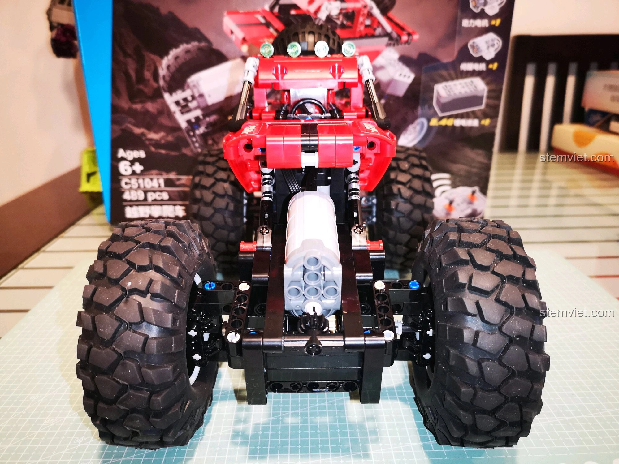 Xe CaDA C51041 với khả năng vặn mình ấn tượng, sẵn sàng vượt mọi địa hình khó khăn.