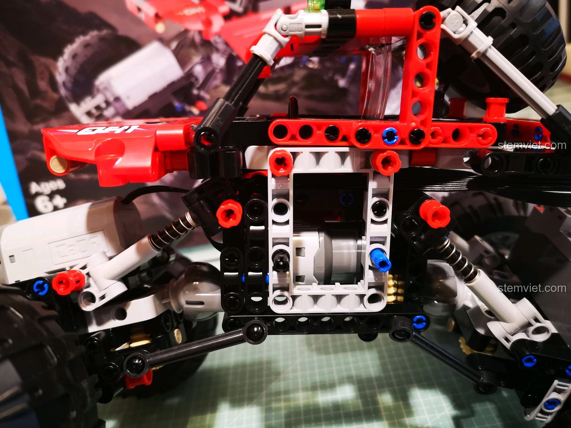 Xe CaDA C51041 với khả năng vặn mình ấn tượng, sẵn sàng vượt mọi địa hình khó khăn.