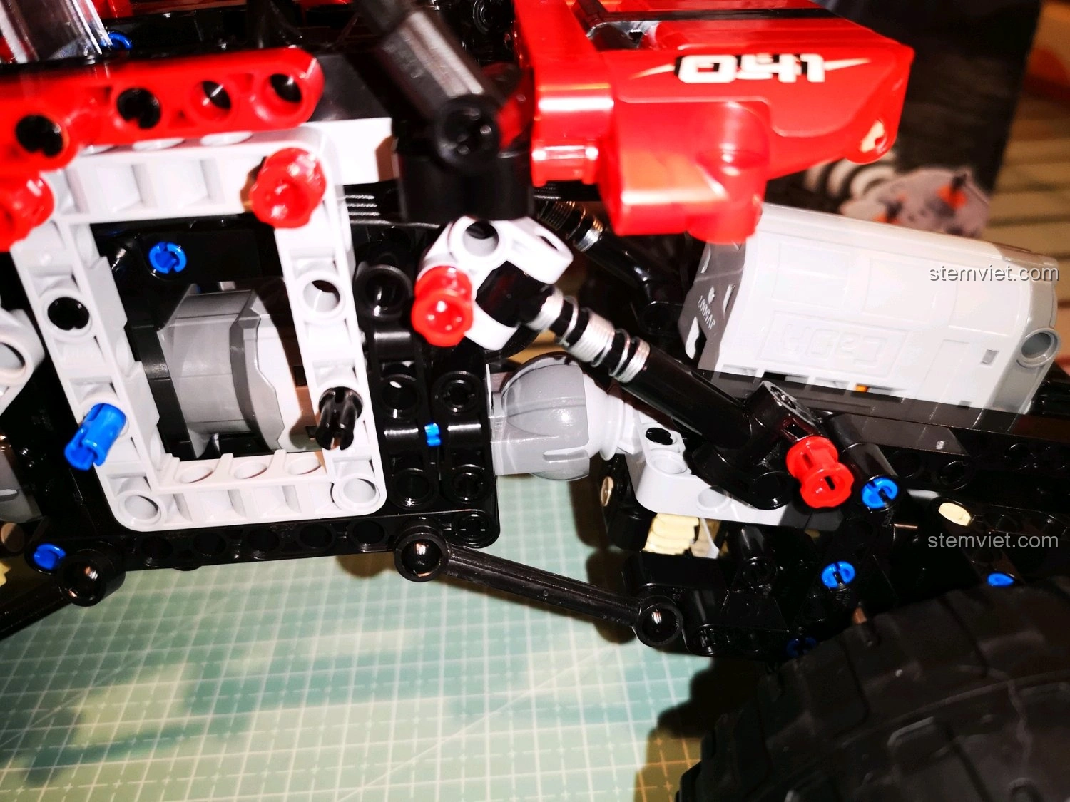 Xe CaDA C51041 với khả năng vặn mình ấn tượng, sẵn sàng vượt mọi địa hình khó khăn.