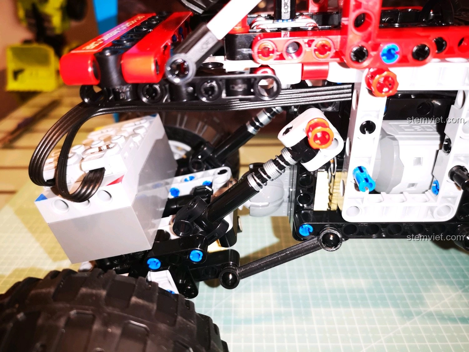 Xe CaDA C51041 với khả năng vặn mình ấn tượng, sẵn sàng vượt mọi địa hình khó khăn.