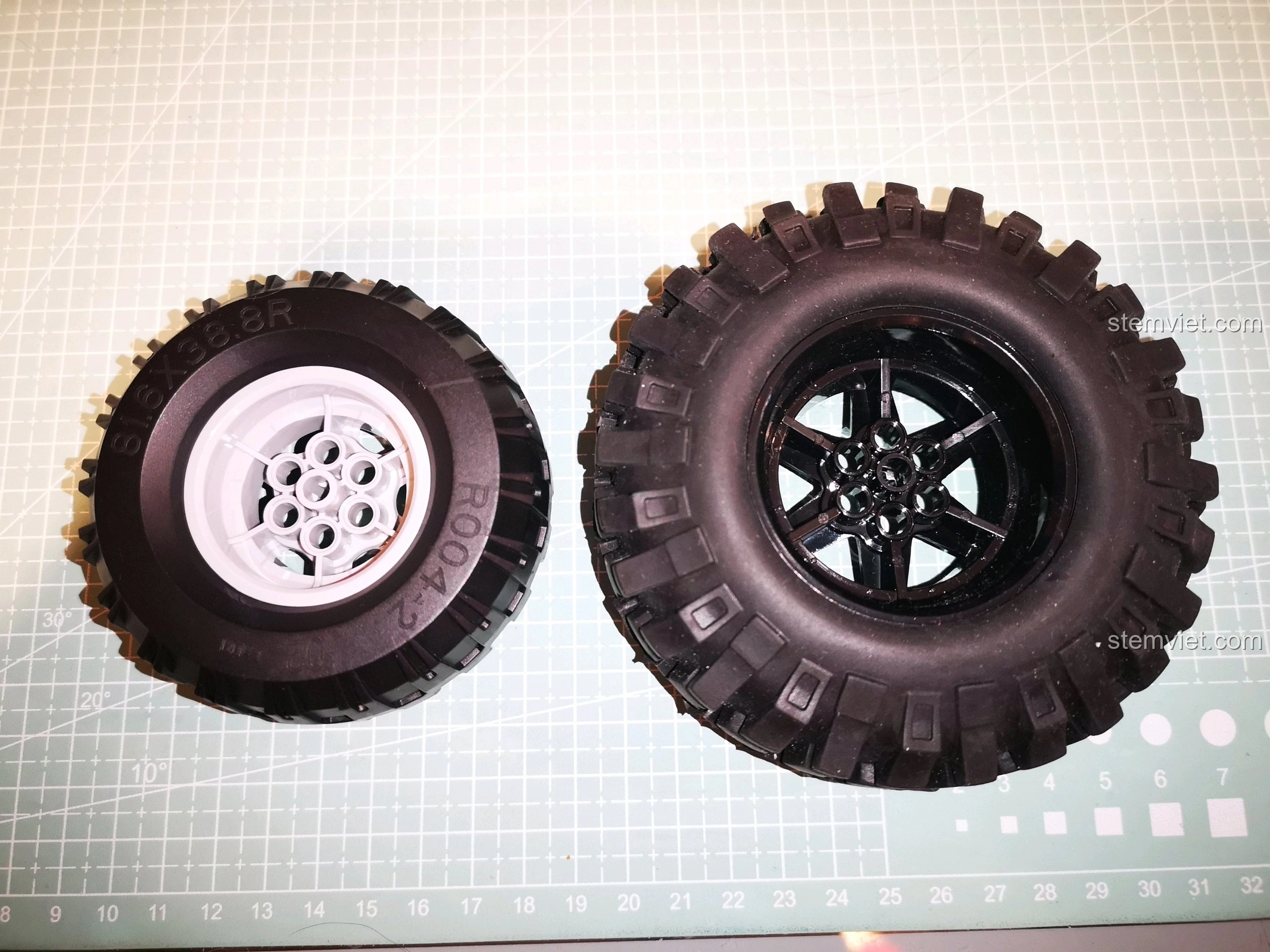 Xe CaDA C51041 với khả năng vặn mình ấn tượng, sẵn sàng vượt mọi địa hình khó khăn.