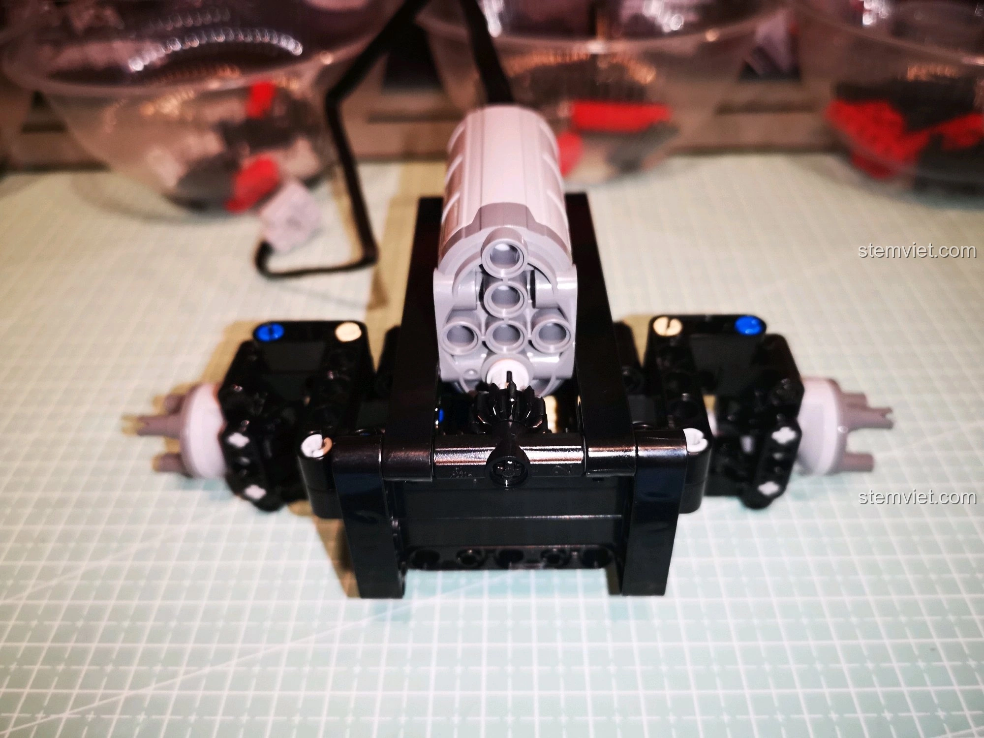 Xe CaDA C51041 đã được gắn bánh, nhìn tổng thể bắt đầu có dáng dấp của một chiếc xe địa hình mạnh mẽ.