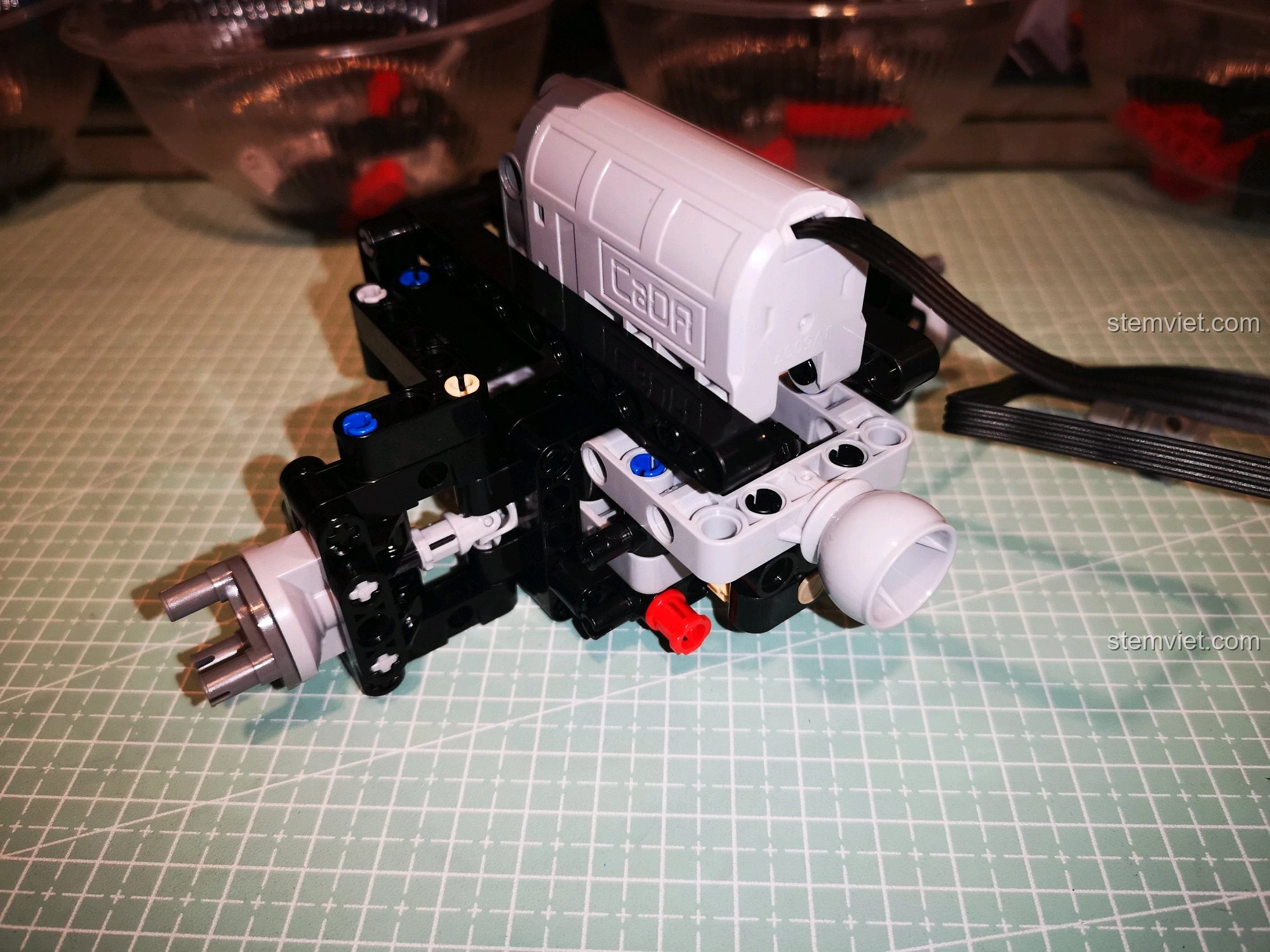 Xe CaDA C51041 nhìn từ phía trên, cho thấy sự cân đối và mạnh mẽ của thiết kế khung gầm và bánh xe.