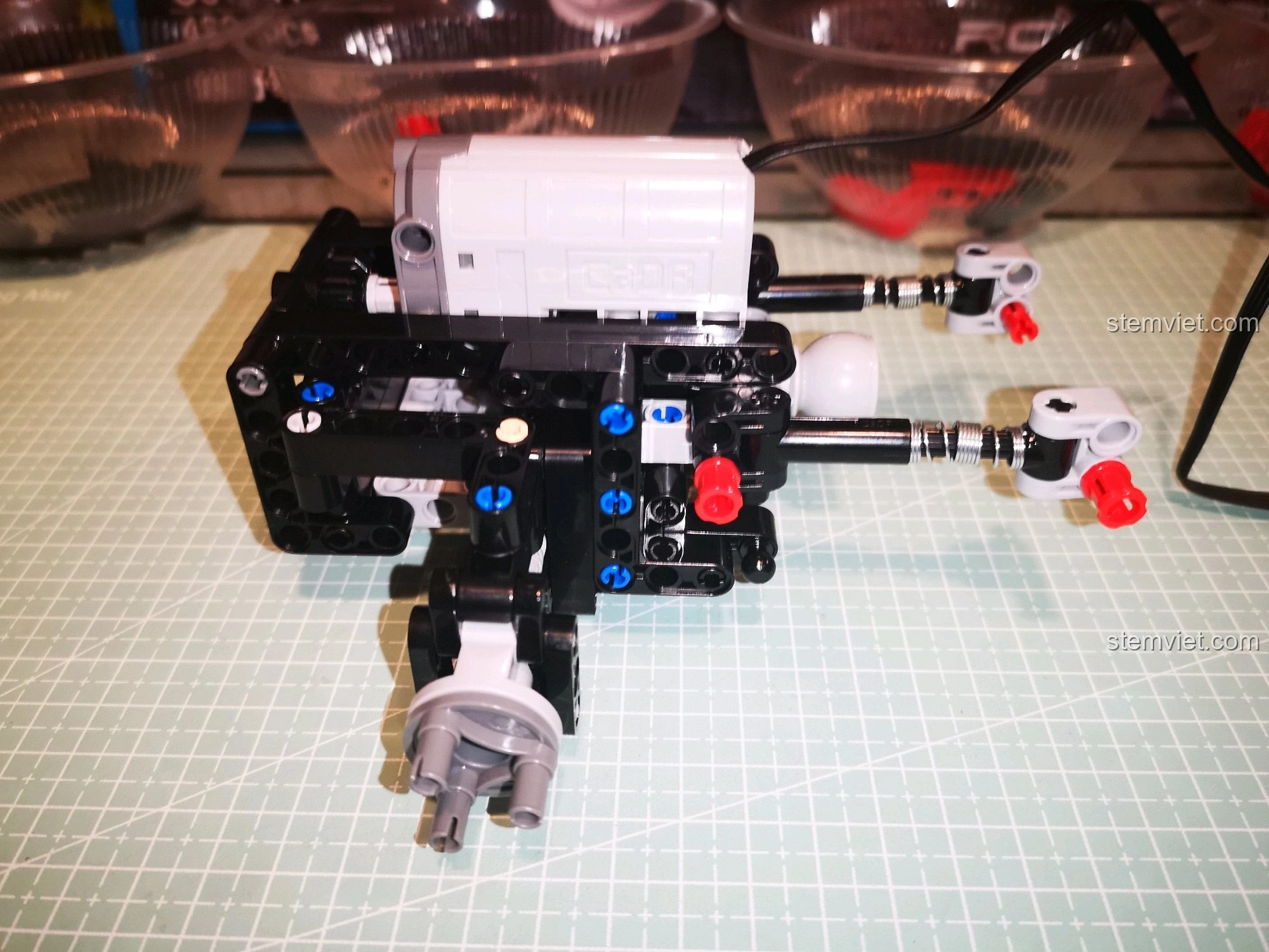 Xe CaDA C51041 nhìn từ phía trước, với khoảng sáng gầm xe cao, sẵn sàng vượt mọi chướng ngại vật.