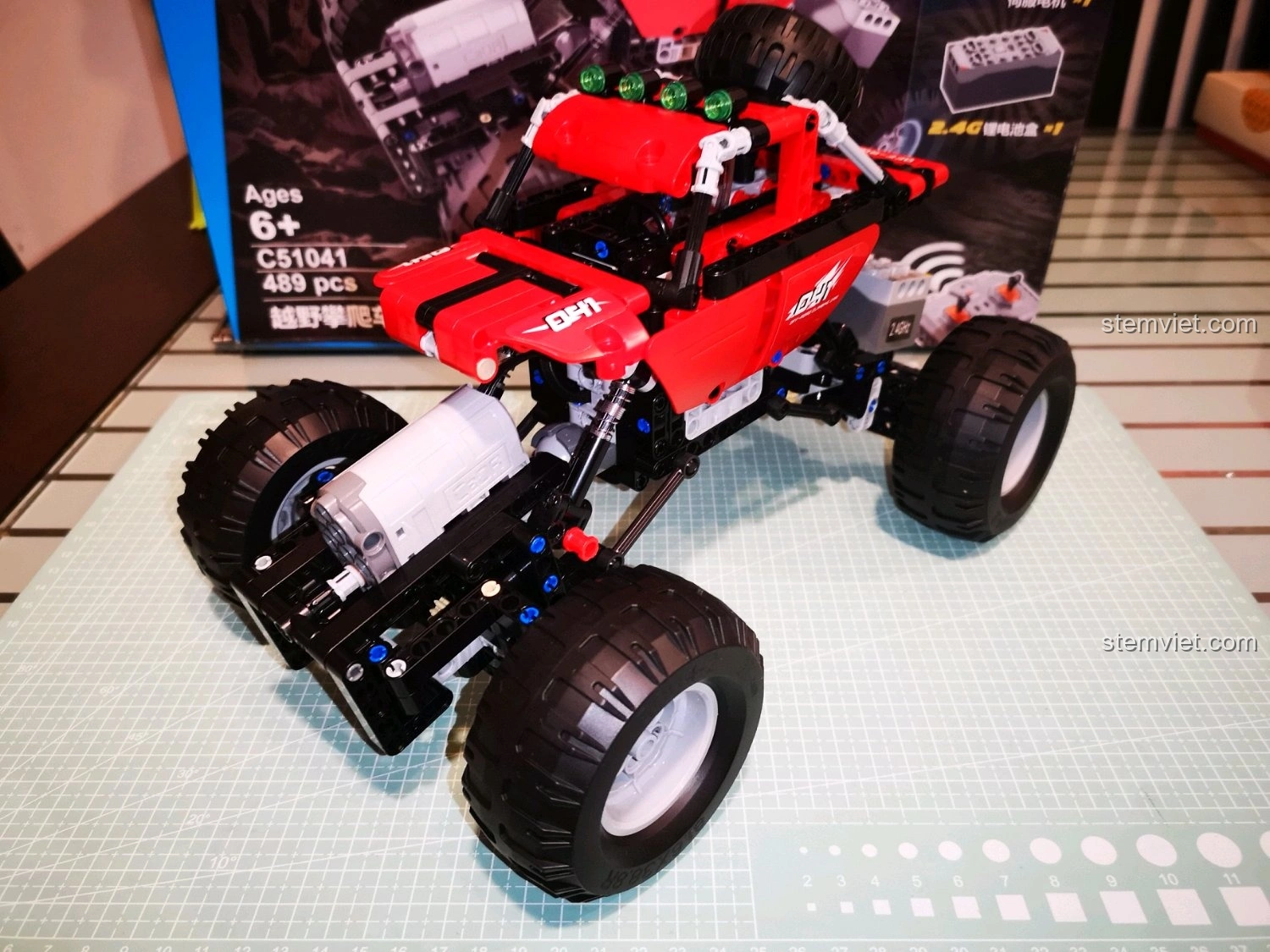 Xe CaDA C51041 với lốp độ, nhìn mạnh mẽ và sẵn sàng cho những cuộc phiêu lưu mới trên mọi địa hình.