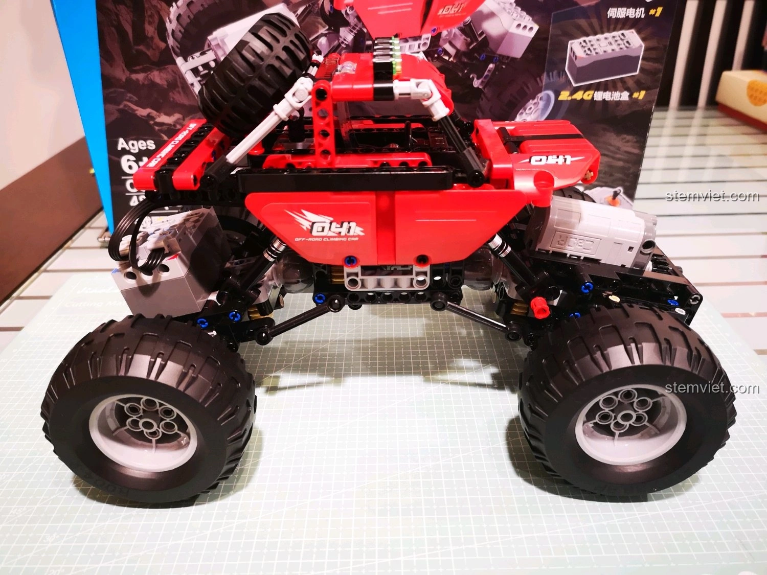 Góc nhìn khác của xe CaDA C51041 với lốp độ, thể hiện rõ khả năng vượt địa hình và độ bám đường tốt.