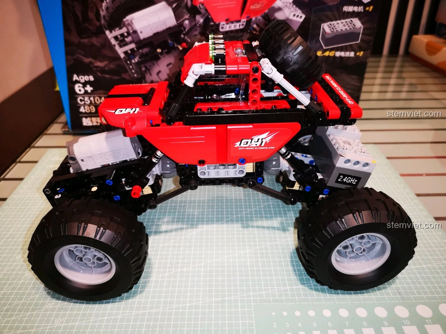 Xe CaDA C51041 với lốp độ nhìn từ phía trước, tăng thêm vẻ hầm hố và mạnh mẽ, sẵn sàng cho mọi thử thách.