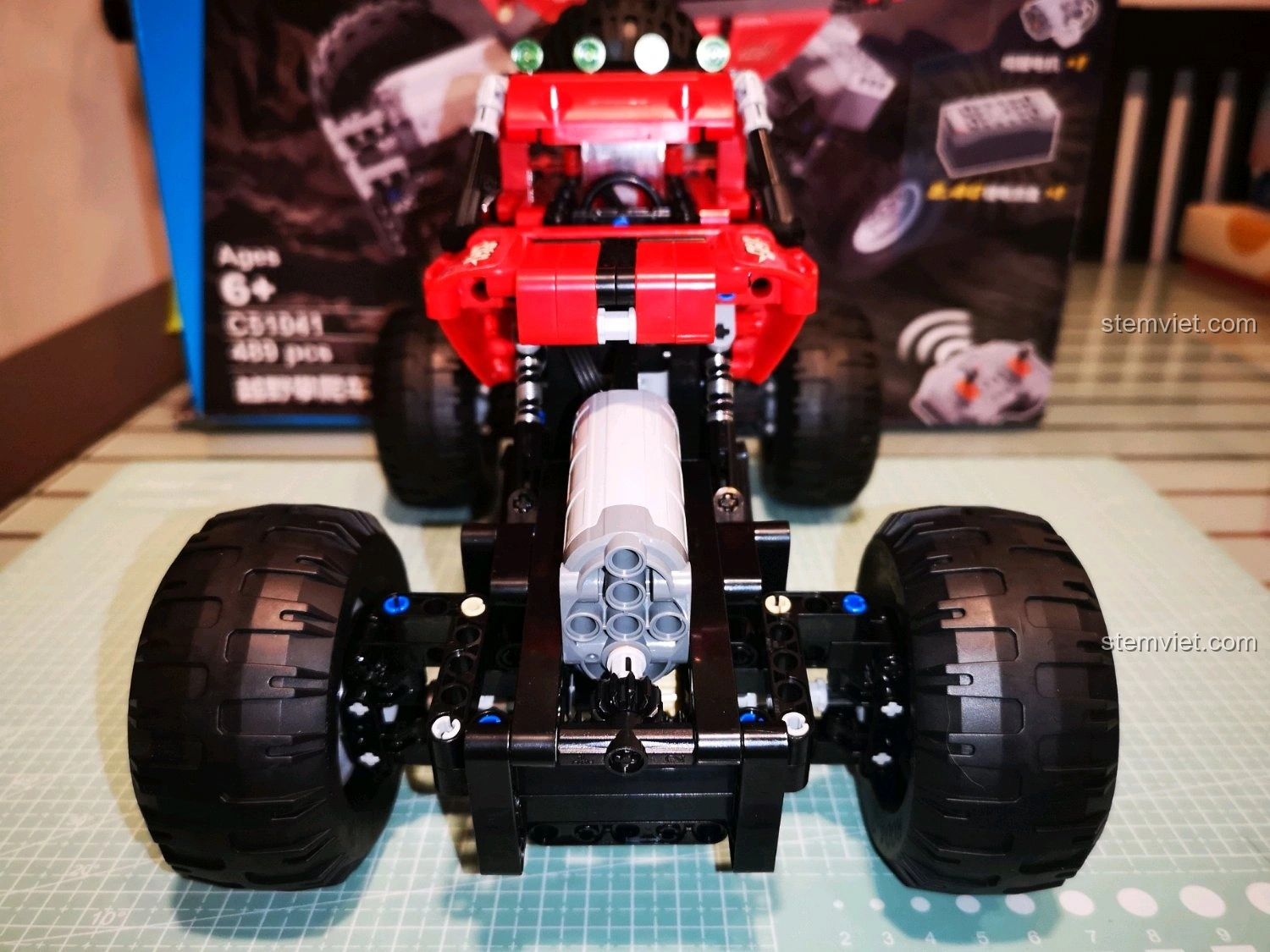 Xe CaDA C51041 với lốp độ nhìn từ phía sau, thể hiện rõ độ bám và khả năng vượt địa hình ấn tượng.