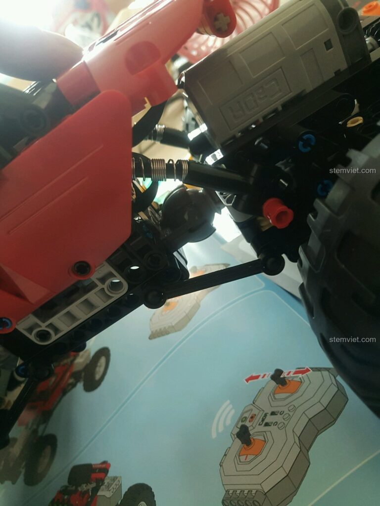 Chi tiết bộ phận giảm xóc và bánh xe của mẫu xe địa hình lắp ráp CaDA C51041