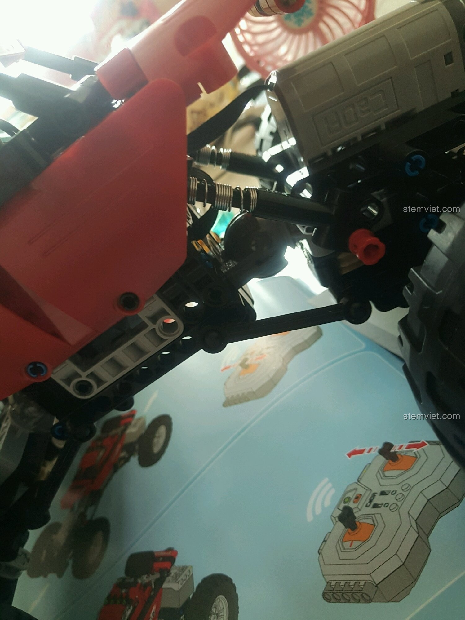 Chiếc xe địa hình điều khiển từ xa CaDA C51041 đã hoàn thiện, nhìn từ phía trước