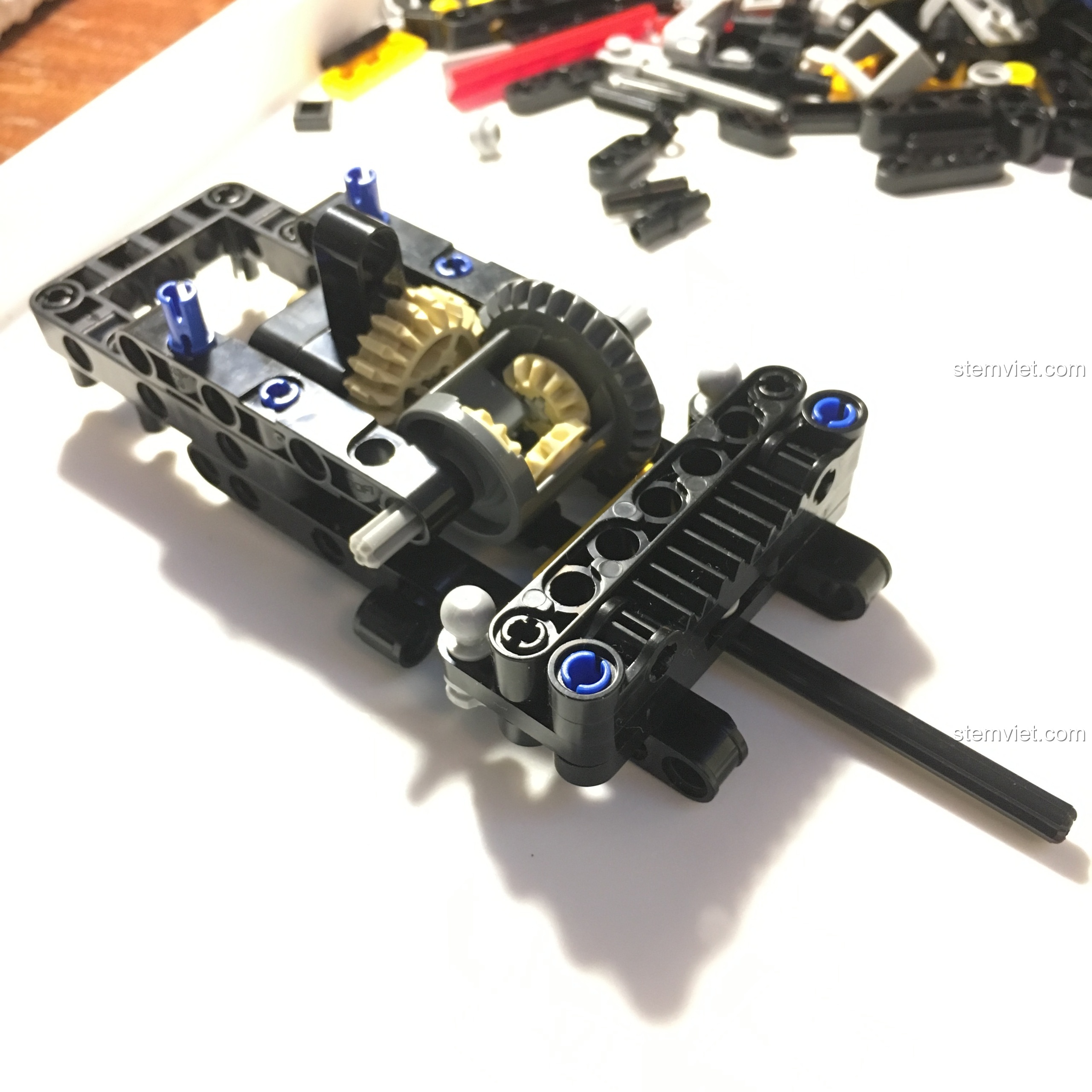 Chi tiết bộ vi sai và các bánh răng của xe Buggy địa hình CaDA, cho thấy sự phức tạp trong thiết kế.