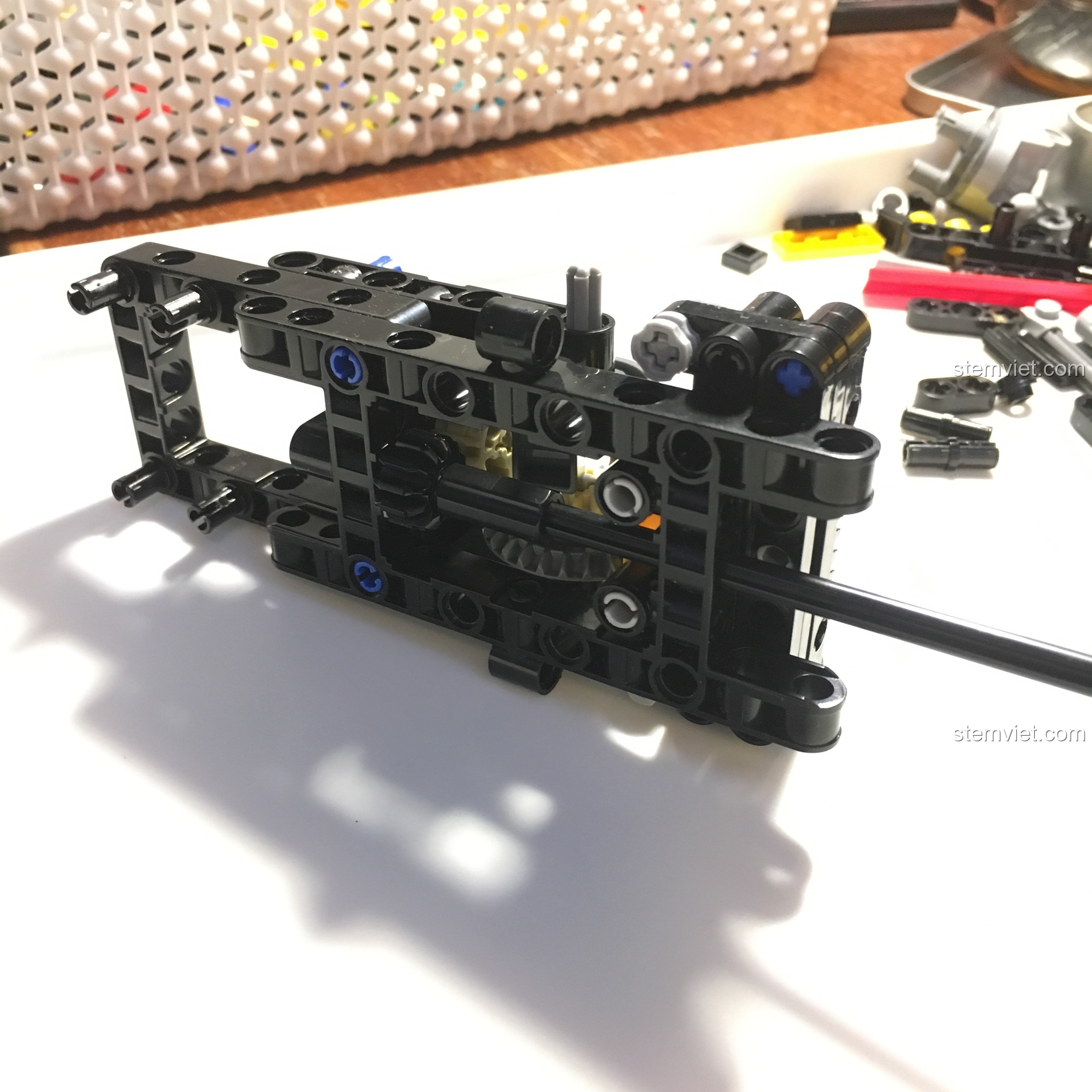 Khung xe Buggy địa hình CaDA với hệ thống lái và các chi tiết cơ khí phức tạp, chuẩn bị lắp giảm xóc.