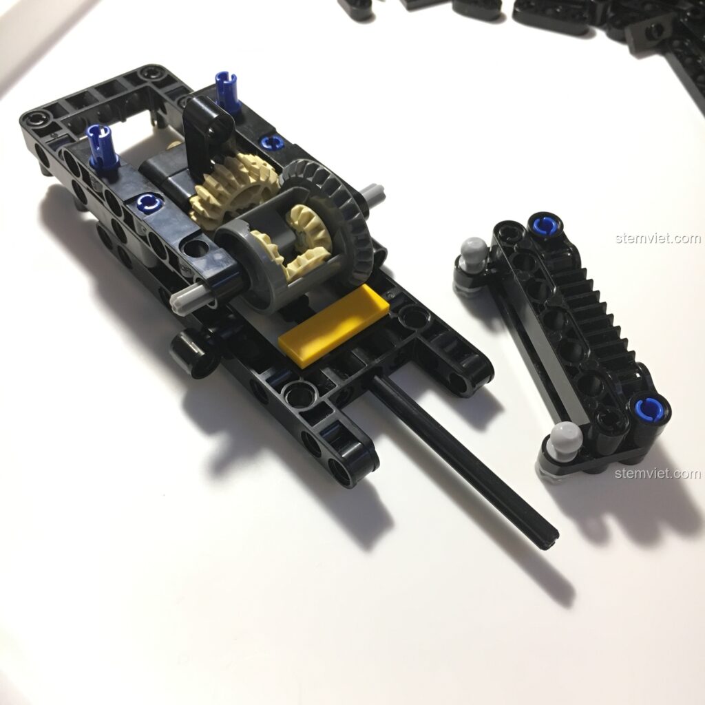 Cận cảnh khung gầm và bộ vi sai của xe Buggy địa hình CaDA đang được độ chế, với các chi tiết kỹ thuật phức tạp.