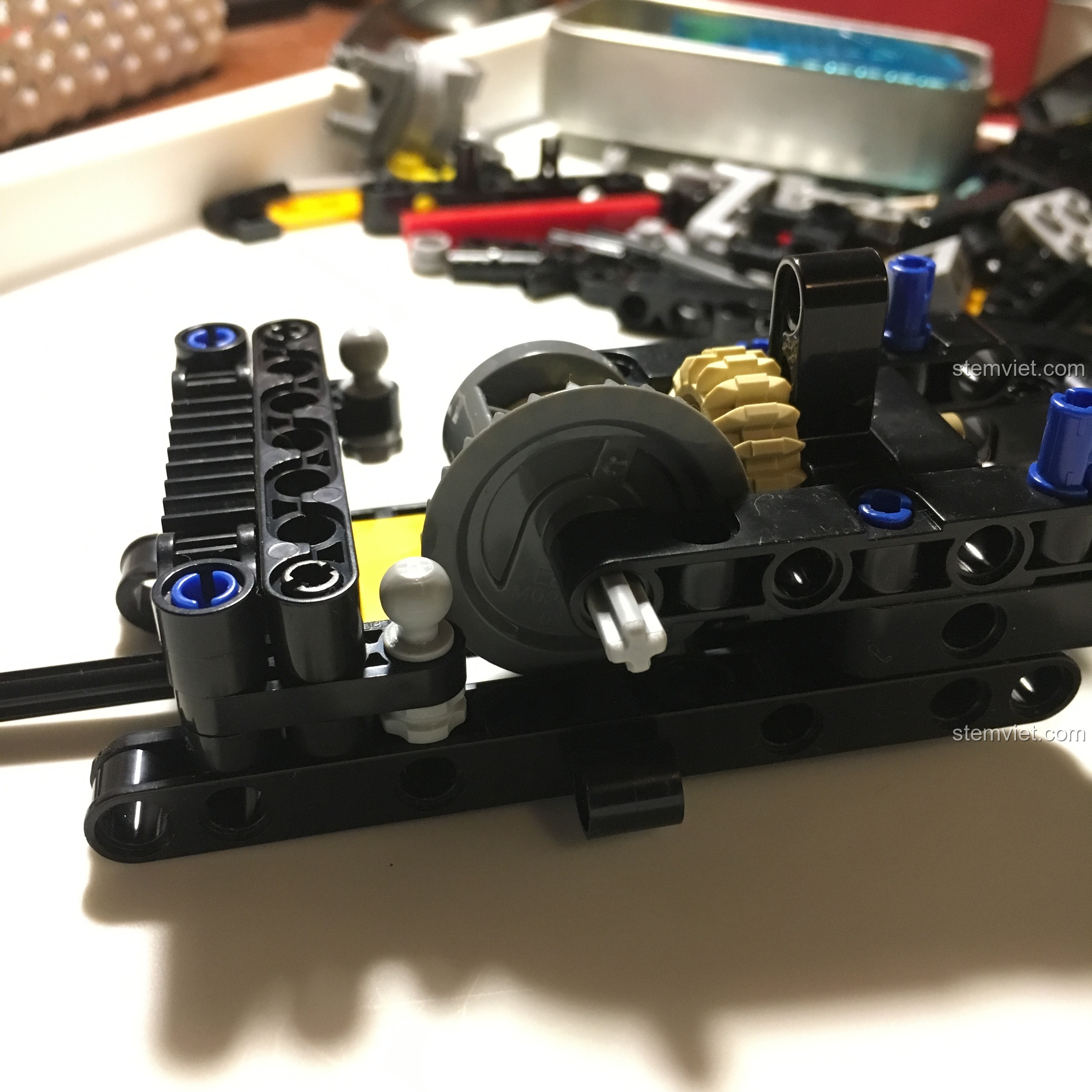 Khung xe Buggy địa hình CaDA đã lắp xong vô lăng và các chi tiết nội thất, sẵn sàng cho các bước tiếp theo.