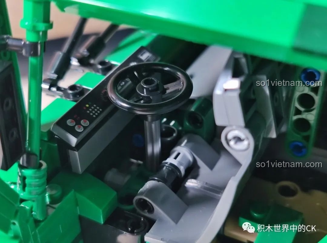 Chi tiết bánh xe và logo quân đội trên thân xe của mô hình CaDA C56031 DF-21D.