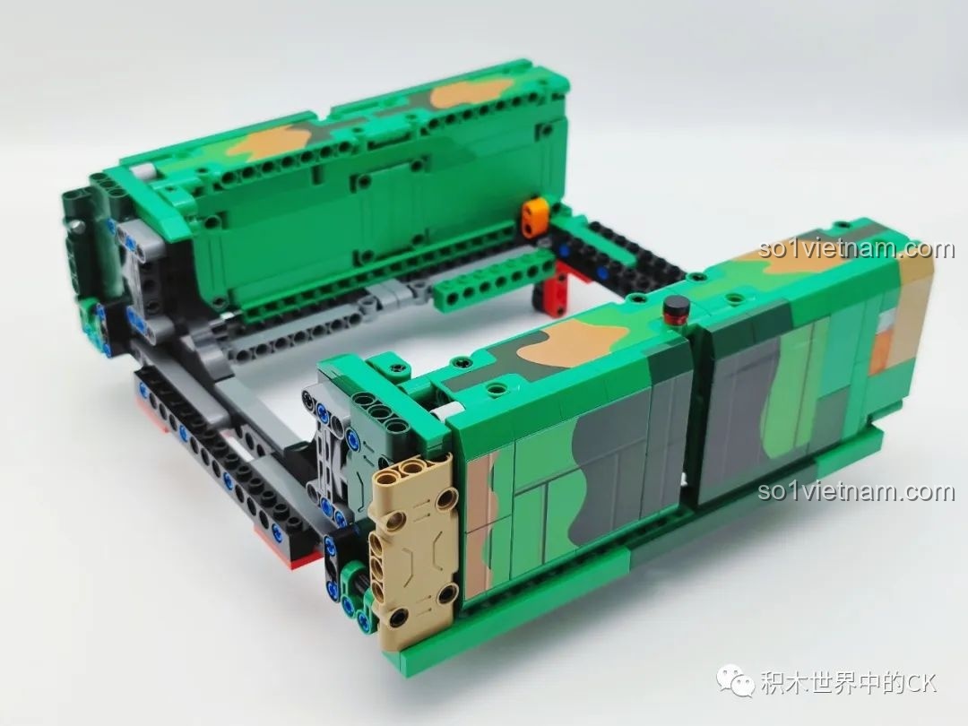 Phần cabin xe chở tên lửa CaDA C56031 đang trong quá trình lắp ráp, với các chi tiết nội thất.