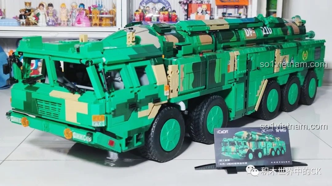 Cạnh bên của xe chở tên lửa CaDA C56031 DF-21D, thể hiện chiều dài ấn tượng của mô hình.