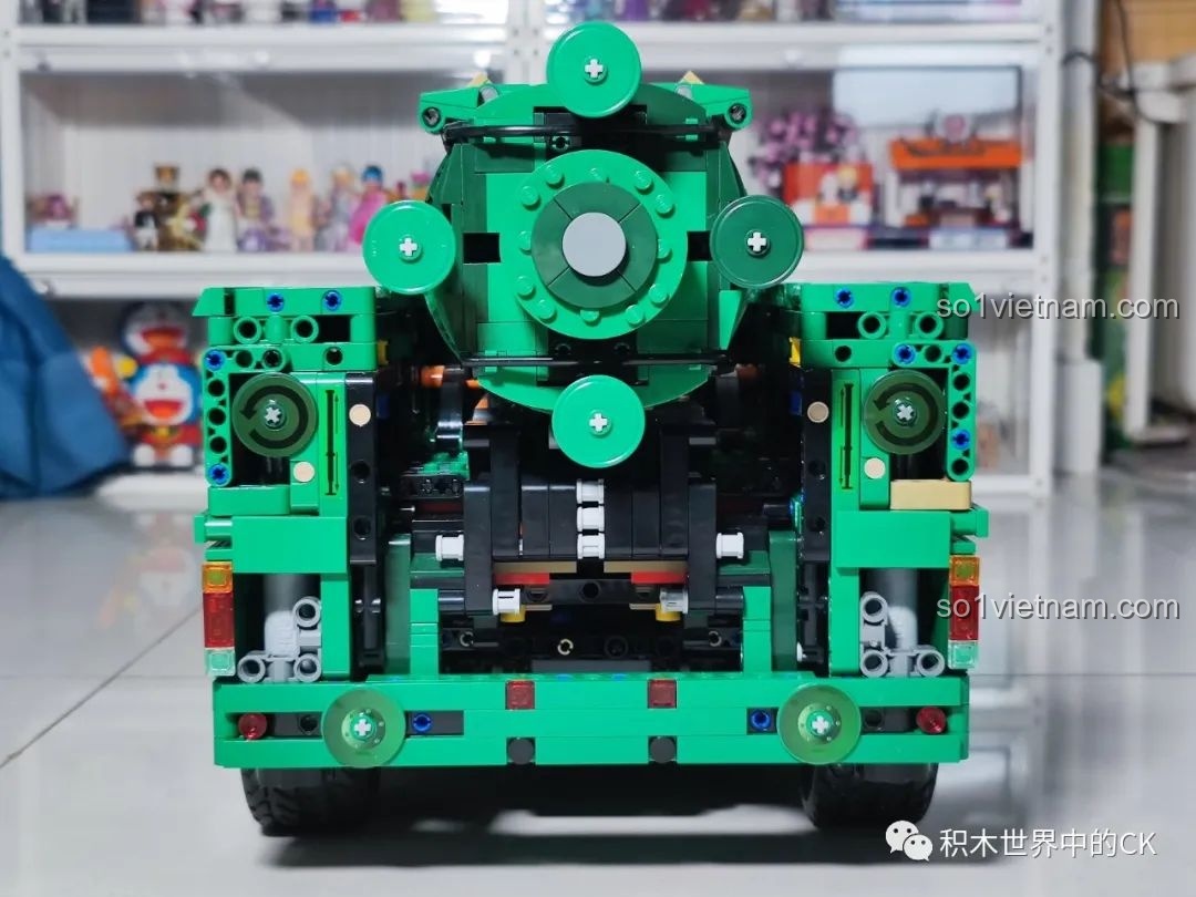 Cạnh bên của xe chở tên lửa CaDA C56031 DF-21D với tên lửa đã được lắp đặt.