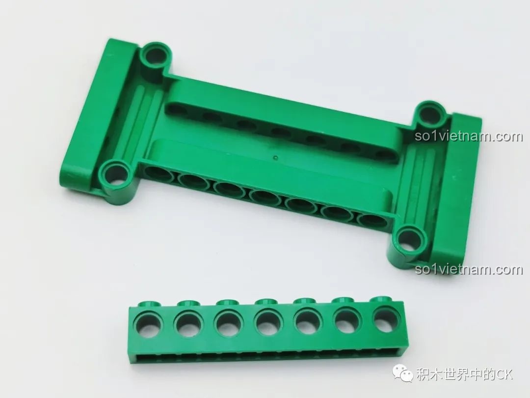 Các mảnh ghép cơ bản màu xanh lá của bộ CaDA C56031, chuẩn bị cho phần thân xe.