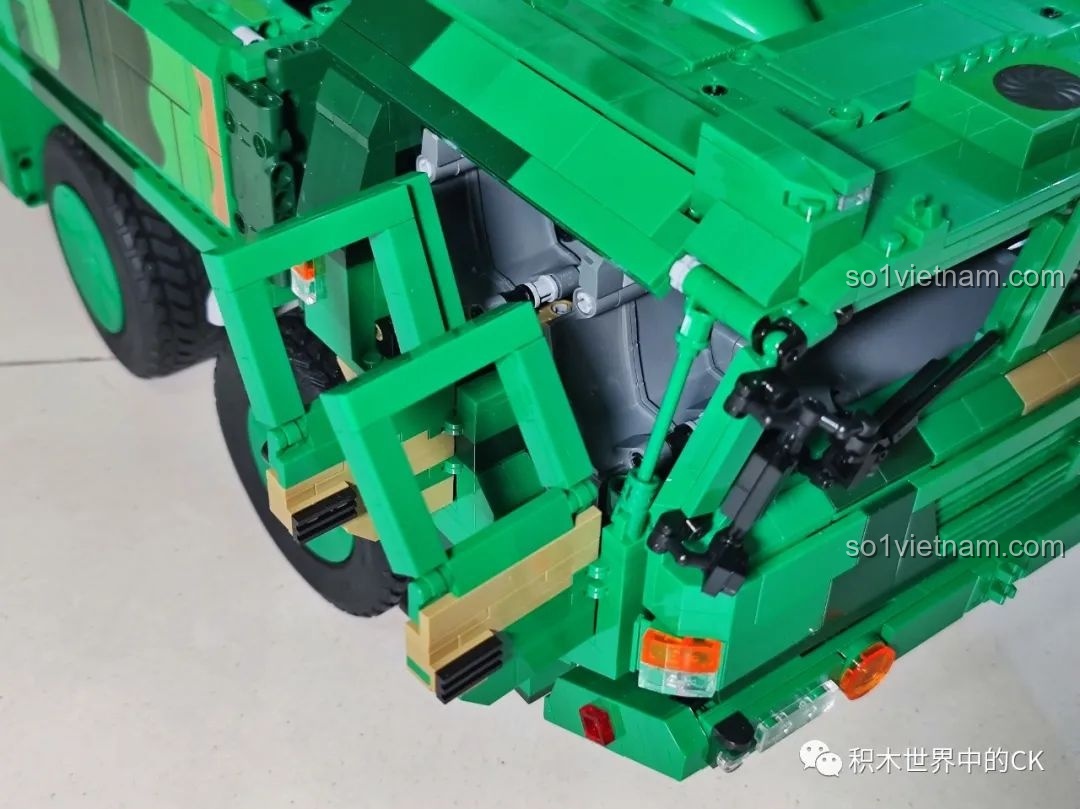 Cơ chế bên trong của mô hình CaDA C56031 DF-21D, thể hiện các bánh răng và trục.