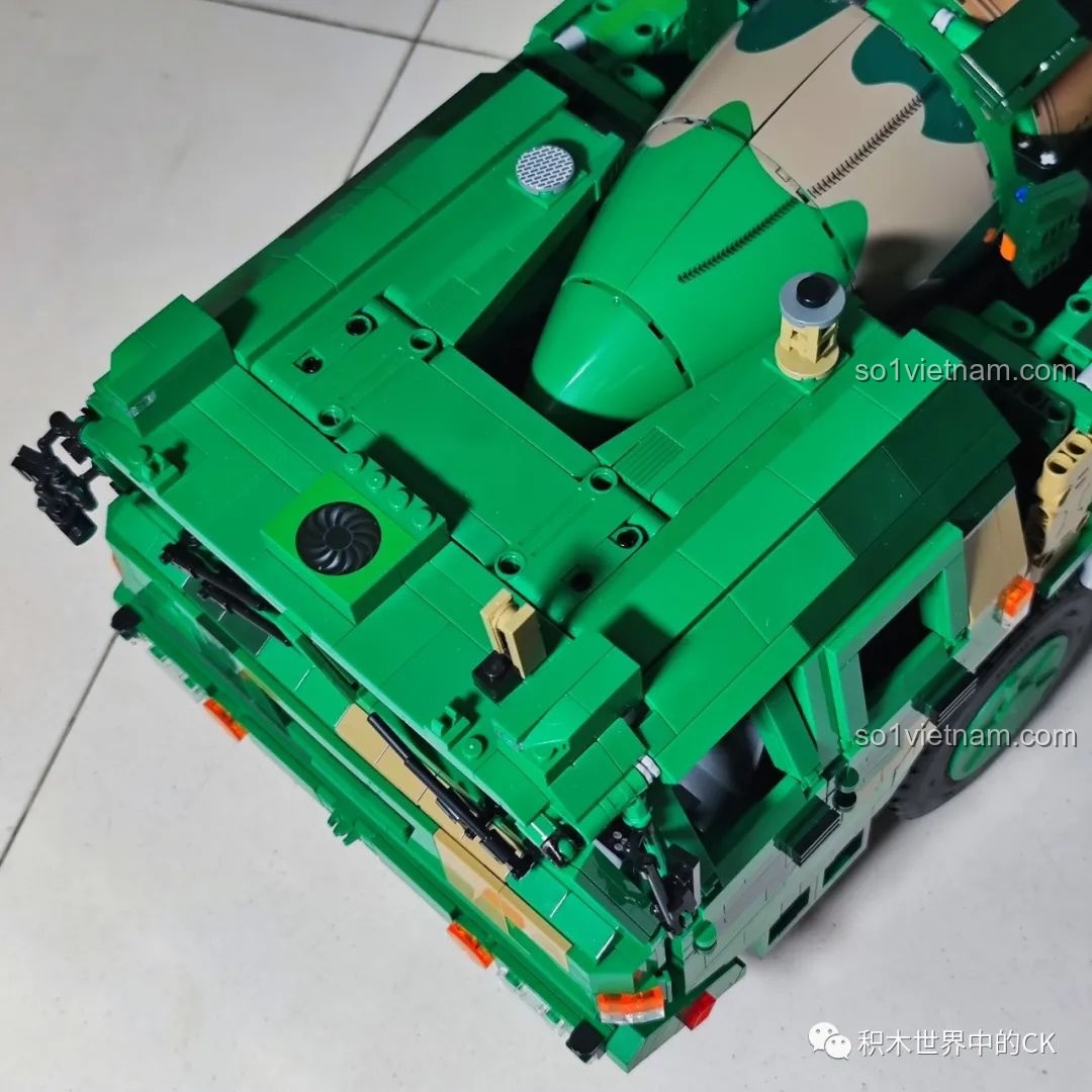 Cơ chế nâng hạ tên lửa của mô hình CaDA C56031 DF-21D, thể hiện sự linh hoạt.