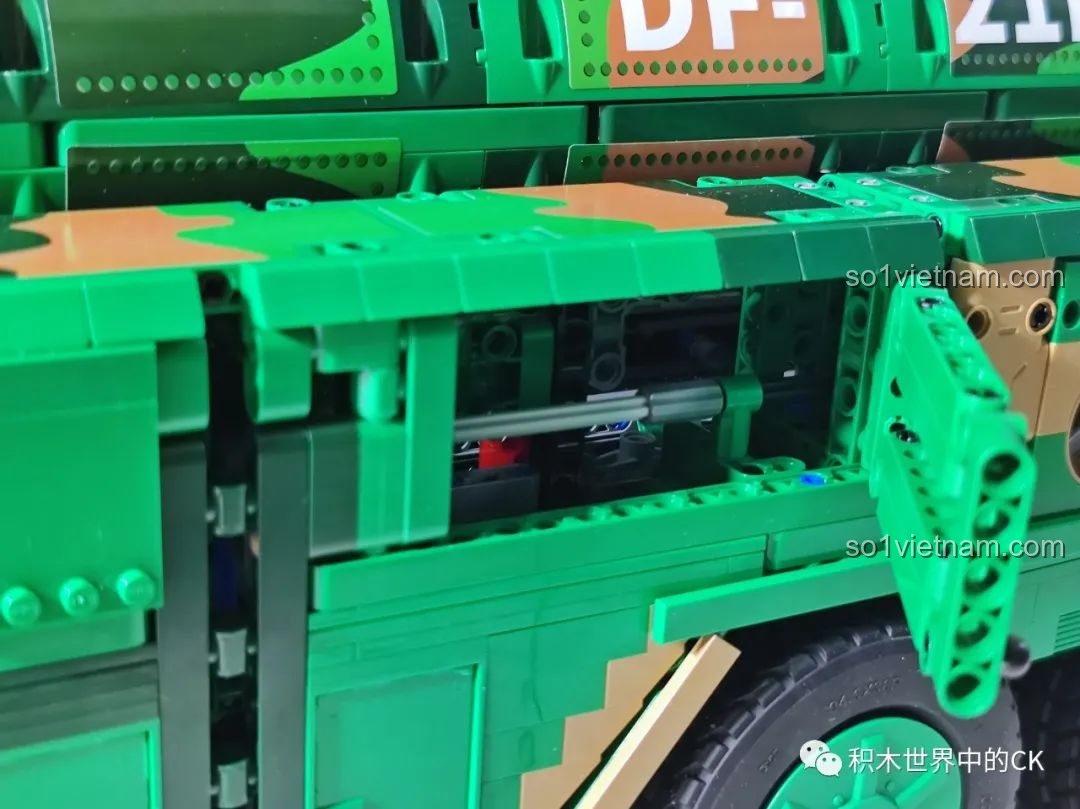 Cơ chế nâng tên lửa của mô hình CaDA C56031 DF-21D, thể hiện sự phức tạp của kỹ thuật.