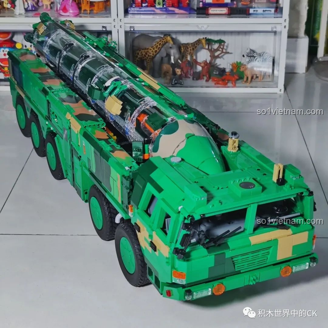 Cửa xe của mô hình CaDA C56031 DF-21D được mở ra, lộ nội thất bên trong.