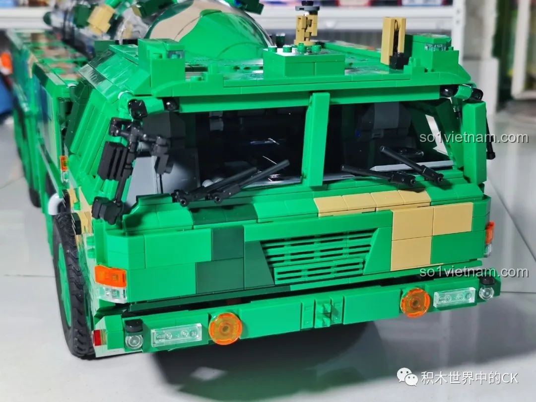 Cửa xe của mô hình CaDA C56031 DF-21D mở rộng, cho thấy rõ hơn nội thất cabin.