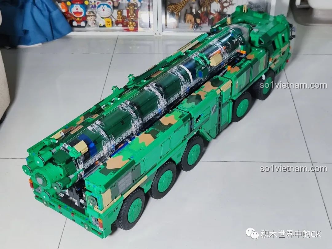 Góc nghiêng phía trước của xe chở tên lửa CaDA C56031 DF-21D, thể hiện sự mạnh mẽ.