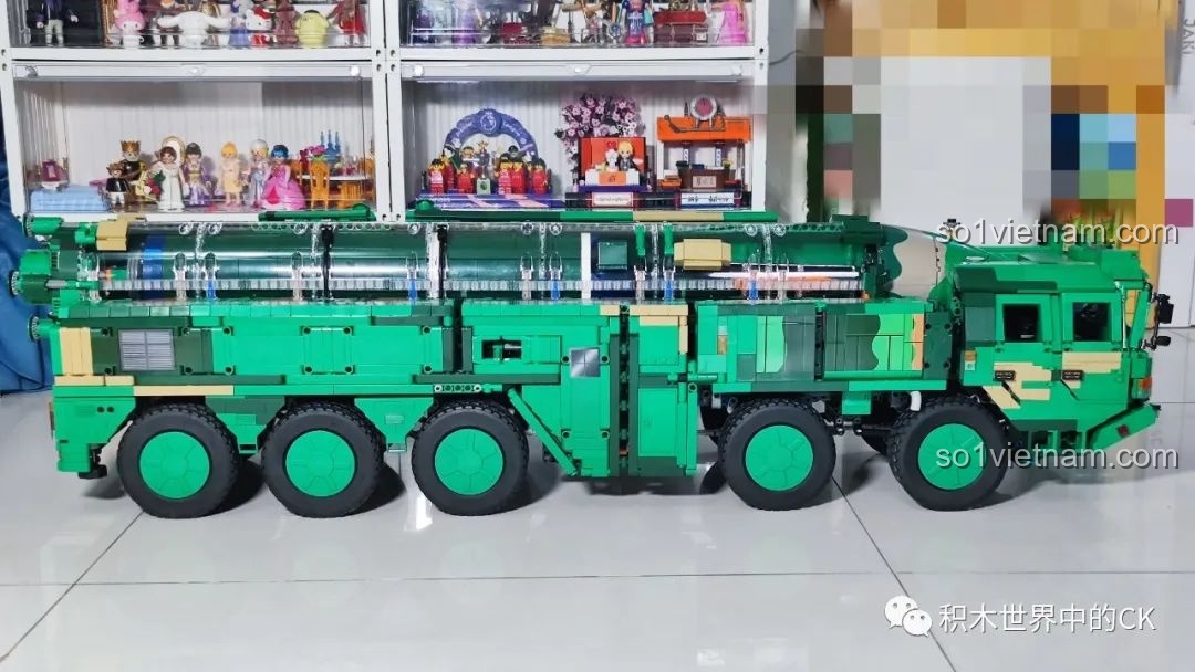 Góc nghiêng phía trước của xe CaDA C56031 DF-21D với phần đầu xe được nâng lên.