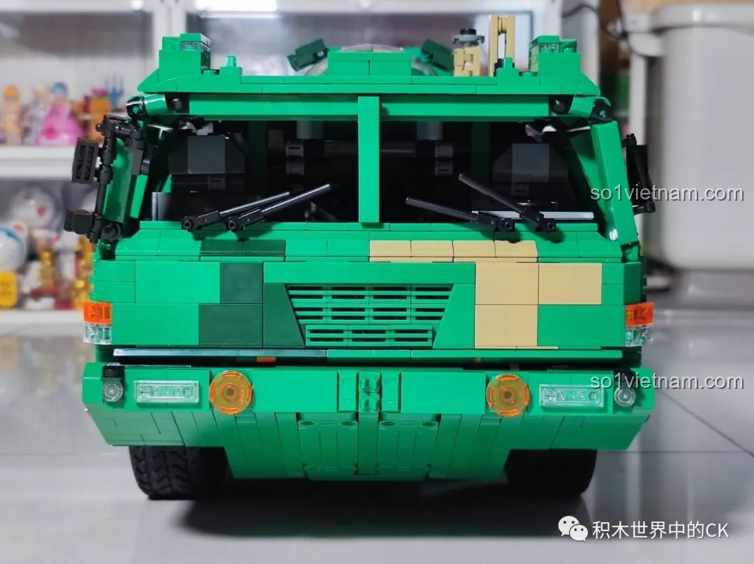 Góc nhìn từ trên xuống của mô hình CaDA C56031 DF-21D, thể hiện toàn bộ cấu trúc xe và tên lửa.