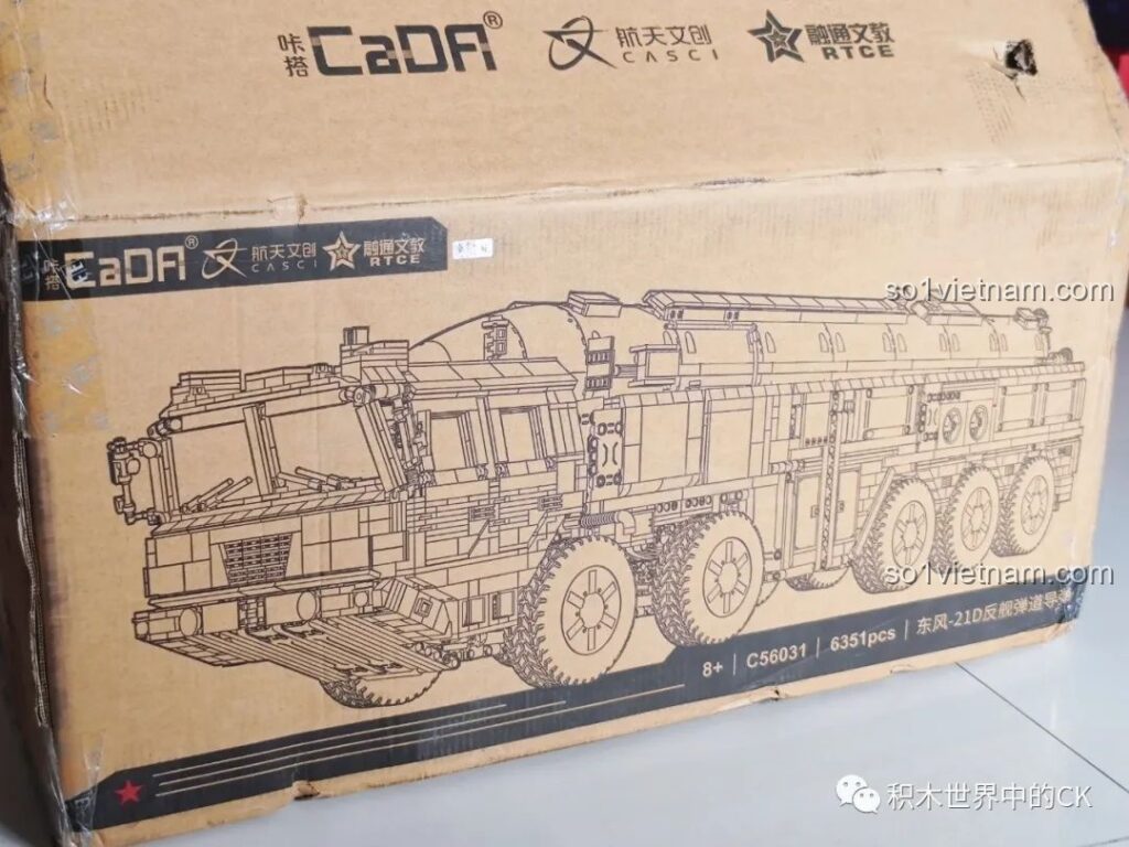 Hộp ngoài của bộ lắp ghép CaDA C56031 Tên lửa đạn đạo chống hạm Đông Phong-21D, thể hiện kích thước lớn và thiết kế ấn tượng.