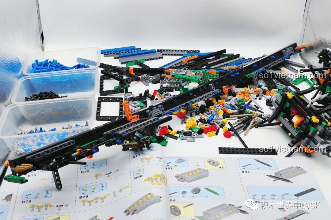 Khung gầm xe chở tên lửa CaDA C56031 đang trong quá trình lắp ráp, với nhiều chi tiết kỹ thuật.