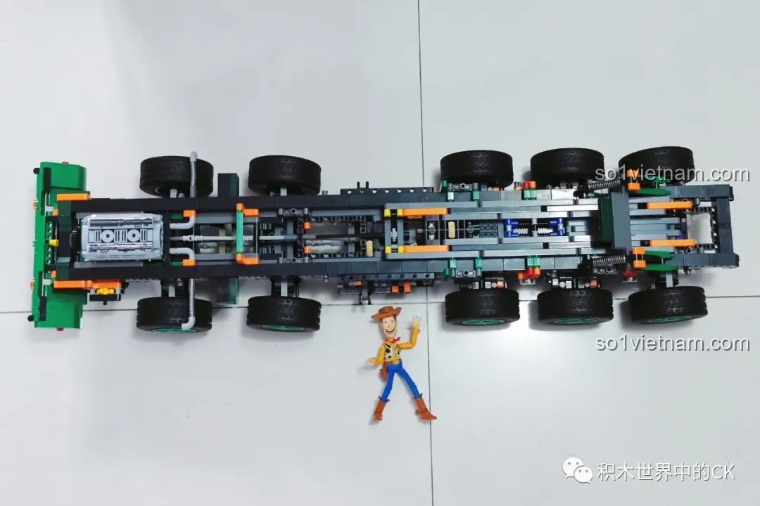 Khung gầm xe CaDA C56031 DF-21D được đặt cạnh một mô hình nhỏ để so sánh kích thước.