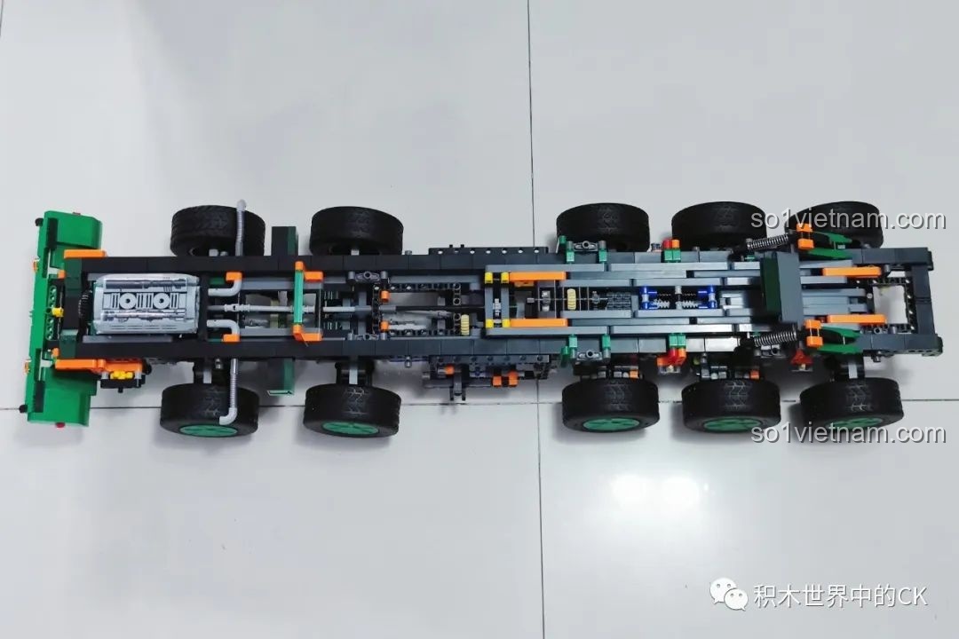 Khung gầm xe chở tên lửa CaDA C56031 DF-21D với các bánh xe đã được lắp, nhìn từ dưới lên.