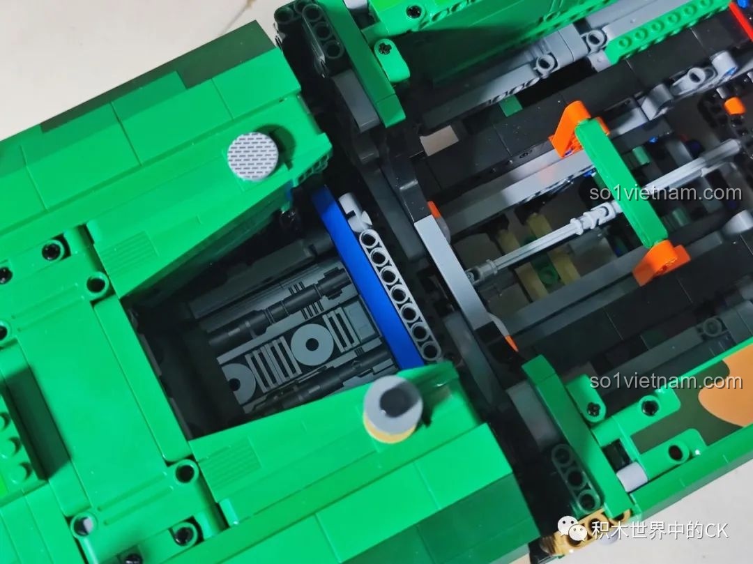 Chi tiết logo và lưới thông hơi trên thân xe của mô hình CaDA C56031 DF-21D.