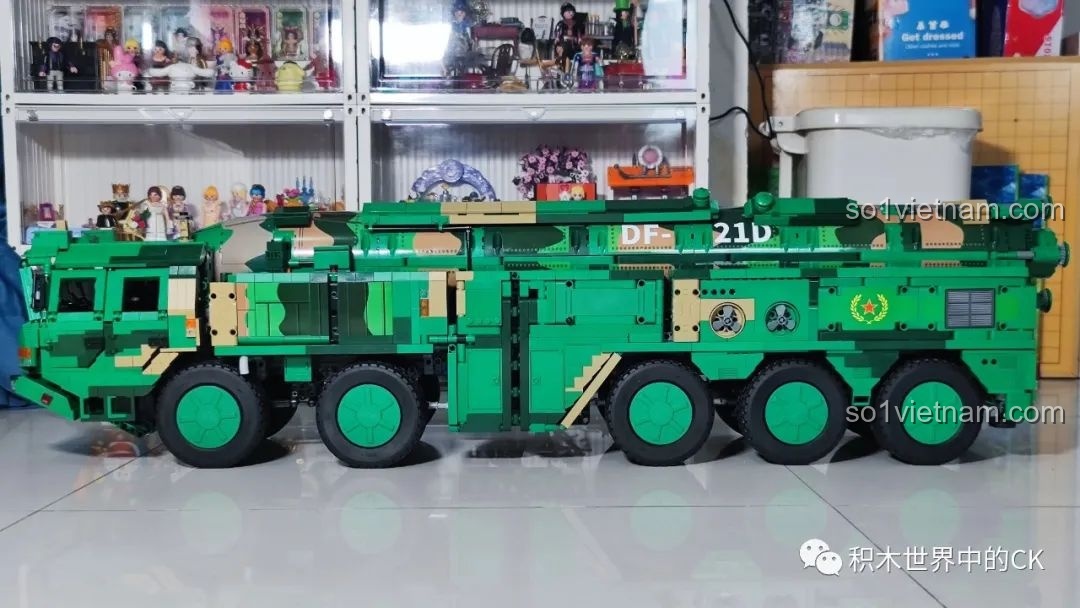 Mặt sau của xe chở tên lửa CaDA C56031 DF-21D, với các chi tiết đèn hậu và cơ chế.