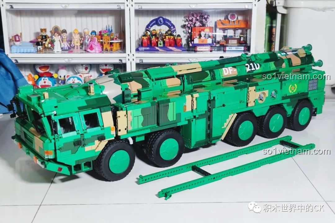 Mặt trước của xe chở tên lửa CaDA C56031 DF-21D, với các chi tiết cabin và đèn pha.