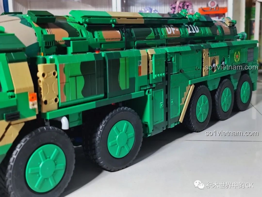 Mô hình CaDA C56031 Tên lửa DF-21D ở chế độ phóng, tên lửa được nâng lên cao.