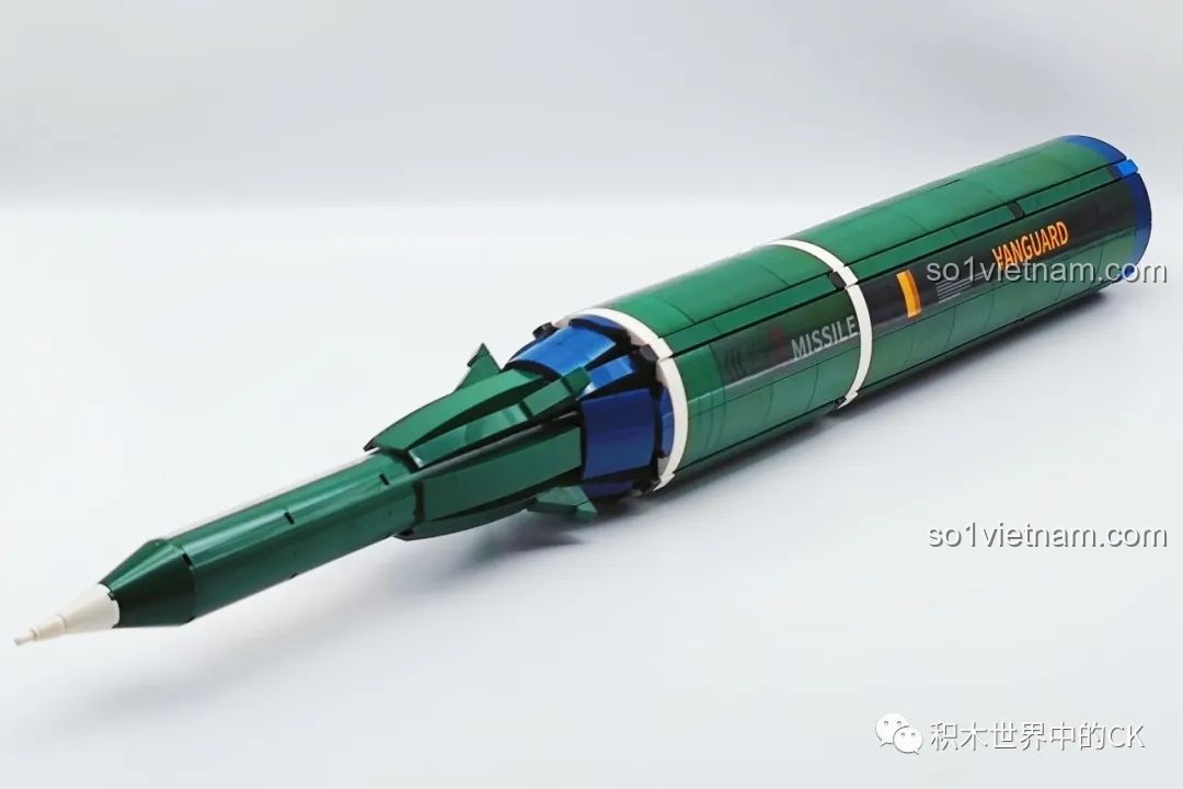 Mô hình CaDA C56031 Tên lửa DF-21D hoàn chỉnh ở chế độ vận chuyển, nhìn từ trên xuống.