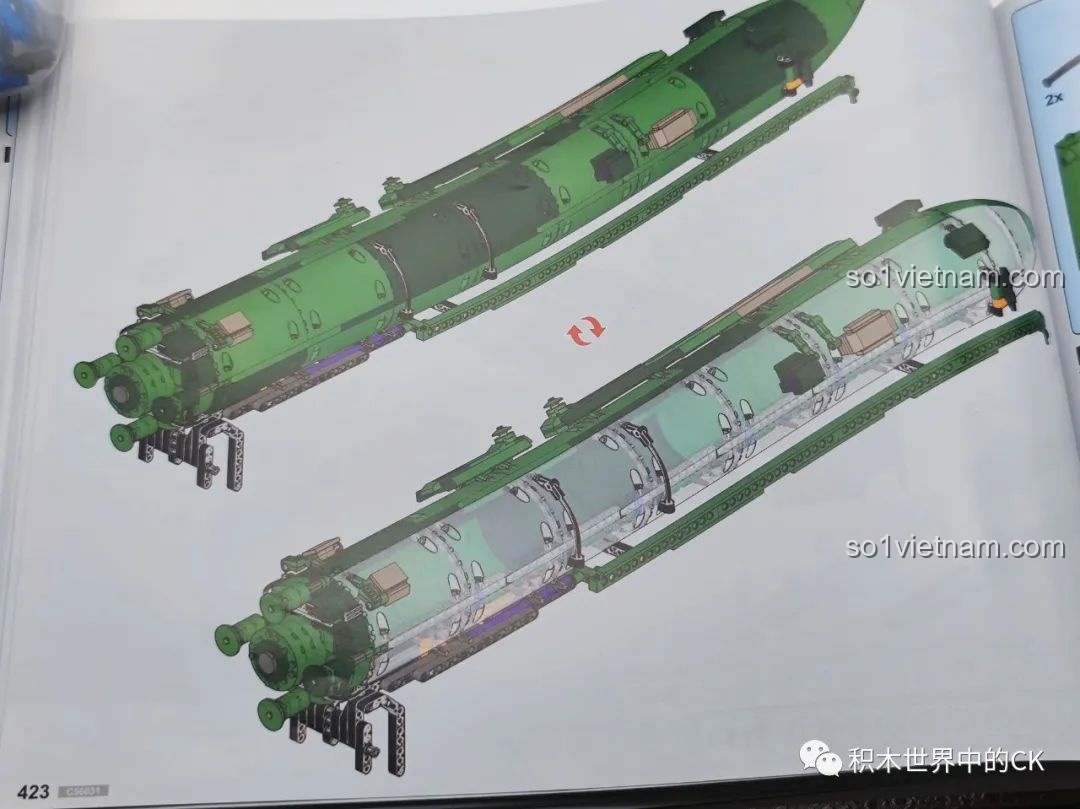 Mô hình CaDA C56031 Tên lửa DF-21D hoàn chỉnh ở chế độ vận chuyển, nhìn từ góc nghiêng.