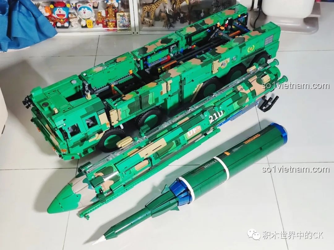 Mô hình CaDA C56031 Tên lửa DF-21D hoàn chỉnh với tấm nền trưng bày, thể hiện sự chuyên nghiệp.